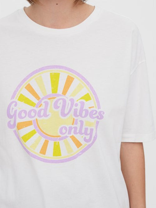 Fia Cody Long Top - White: Good Vibes Only - Vero Moda - White