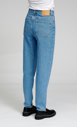 Performance Mom Jeans - Light Blue Denim